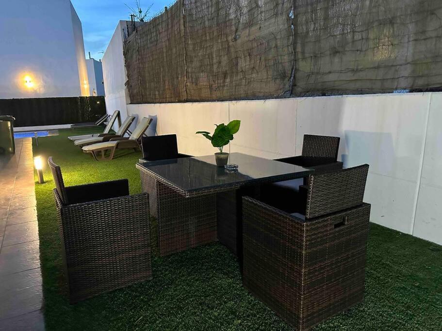 Modern 5-Bedroom Villa With Pool Montequinto Eksteriør billede